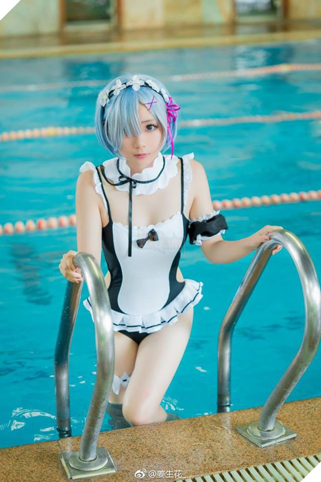 Cosplay nàng hầu Rem cực gợi cảm trong trang phục áo tắm