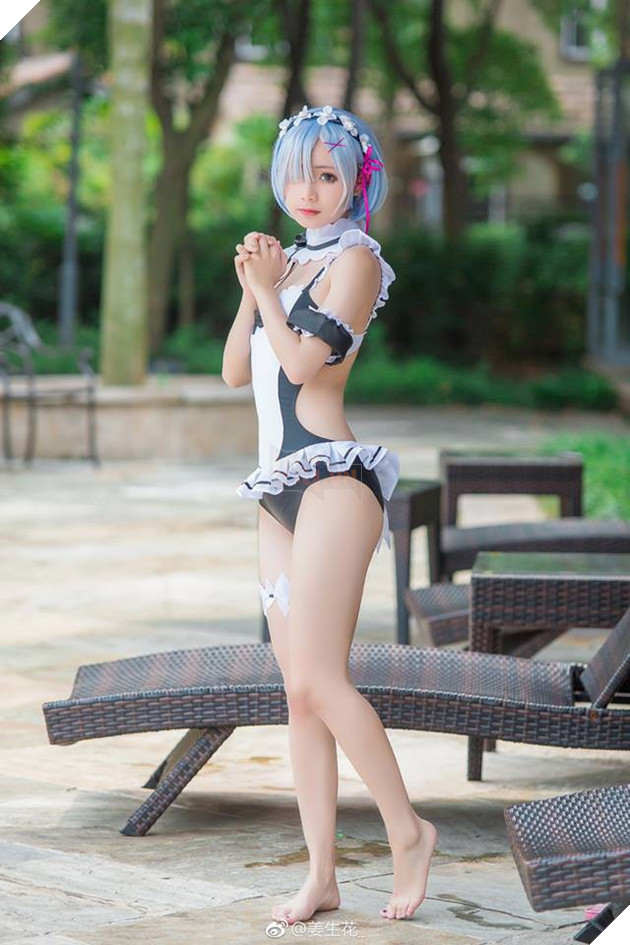 Cosplay nàng hầu Rem cực gợi cảm trong trang phục áo tắm