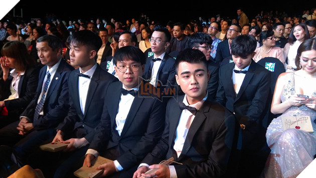 Vừa đại phá GAM xong, Young Generation lịch lãm như "trai Hàn" tham dự gala Wechoice Awards 2017, chụp chung với cả Đức Phúc
