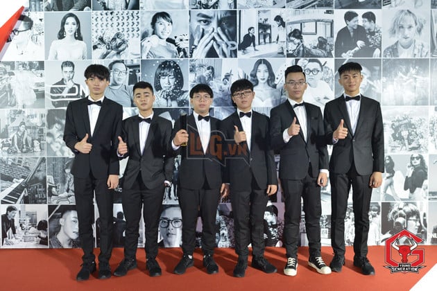 Vừa đại phá GAM xong, Young Generation lịch lãm như "trai Hàn" tham dự gala Wechoice Awards 2017, chụp chung với cả Đức Phúc