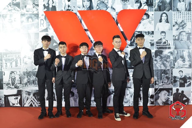 Vừa đại phá GAM xong, Young Generation lịch lãm như "trai Hàn" tham dự gala Wechoice Awards 2017, chụp chung với cả Đức Phúc