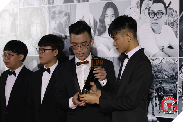 Vừa đại phá GAM xong, Young Generation lịch lãm như "trai Hàn" tham dự gala Wechoice Awards 2017, chụp chung với cả Đức Phúc