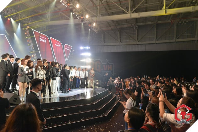 Vừa đại phá GAM xong, Young Generation lịch lãm như "trai Hàn" tham dự gala Wechoice Awards 2017, chụp chung với cả Đức Phúc