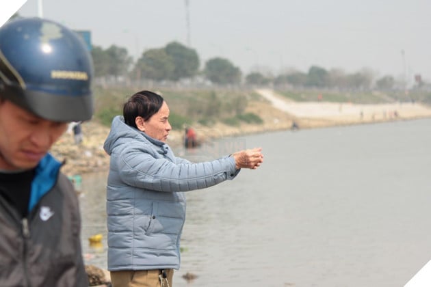 Người dân vô tư ném cá chép từ trên cầu cao hàng chục mét xuống sông để phóng sinh trong ngày ông Công ông Táo - Ảnh 10. Người dân vô tư ném cá chép từ trên cầu cao hàng chục mét xuống sông để phóng sinh trong ngày ông Công ông Táo - Ảnh 10.