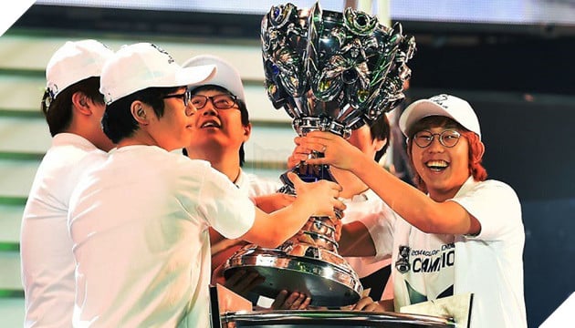 Samsung Galaxy White đăng quang trên sân nhà vào năm 2014