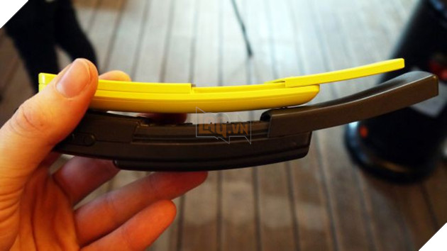 Nokia 8110 vs Nokia 8110 4G: khi kẻ quá cố gặp kẻ tái sinh - Ảnh 2. Nokia 8110 vs Nokia 8110 4G: khi kẻ quá cố gặp kẻ tái sinh - Ảnh 2.