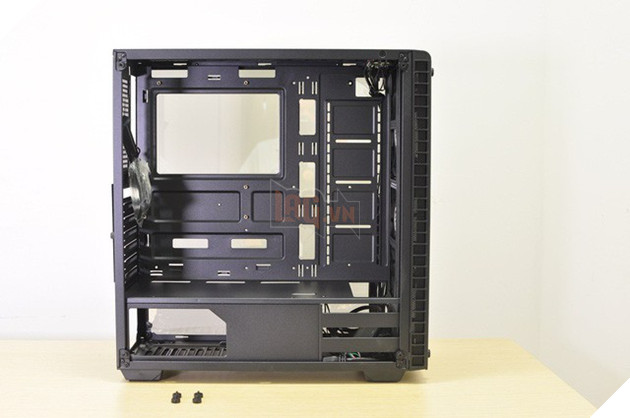 Nội thất bên trong vỏ case vô cùng thoáng đãng