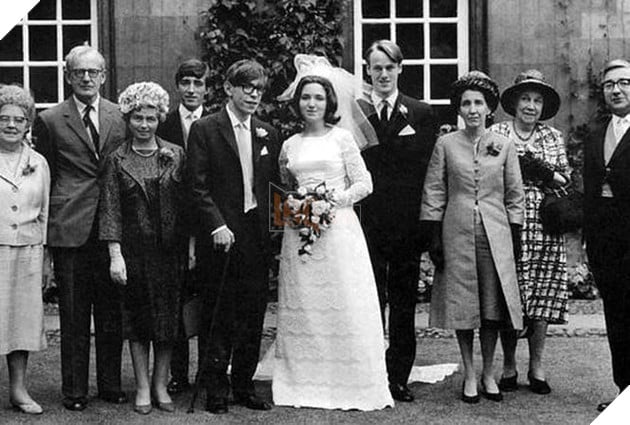 Chuyện tình đẹp nhưng không trọn vẹn của thiên tài vật lý Stephen Hawking