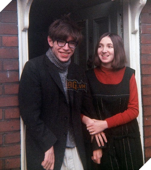 Chuyện tình đẹp nhưng không trọn vẹn của thiên tài vật lý Stephen Hawking