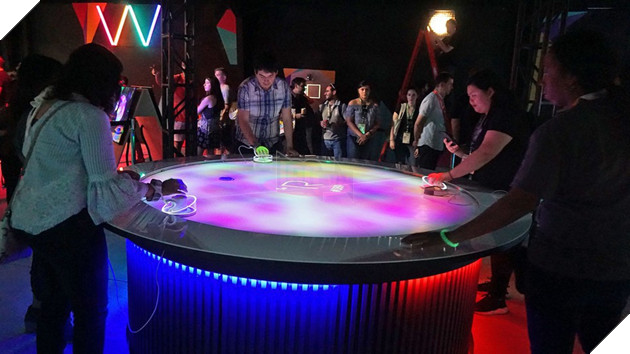 Sony vừa chứng minh: Chơi game thực tế ảo không nhất thiết phải đeo kính hay mũ đội đầu