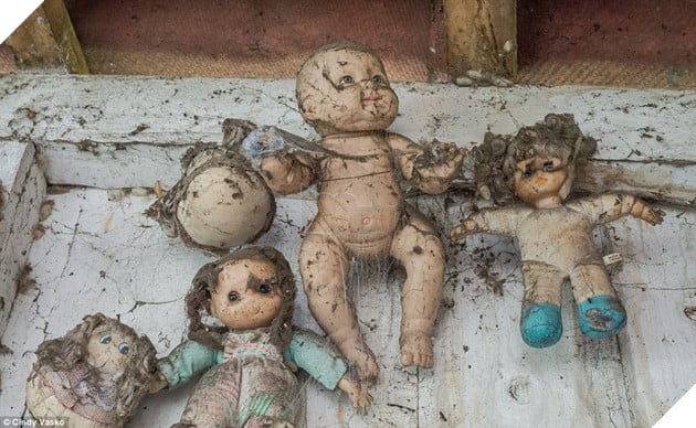 Motive: There are many local legends as to why he placed the terrifying dolls all over the woods but his family say he was simply convinced that he thought they were haunted by the girl he found dead in the canal
