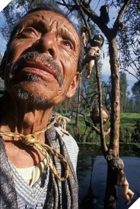 Creator: According to the official website of Isla de las Munecas, Julian Santana Barrera (right) found the girl's corpse floating in a nearby canal and blamed himself for her death