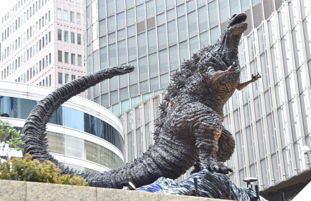 Chê tượng cũ không xứng tầm, người Nhật xây hẳn một bức tượng Godzilla mới cho hoành tráng