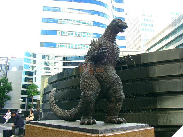 Chê tượng cũ không xứng tầm, người Nhật xây hẳn một bức tượng Godzilla mới cho hoành tráng