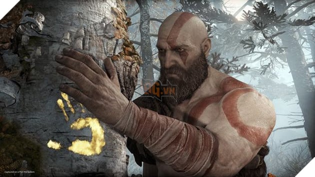Kratos sử dụng gỗ từ thân cây mà Faye đã đặt bùa bảo vệ để làm giàn hỏa thiêu