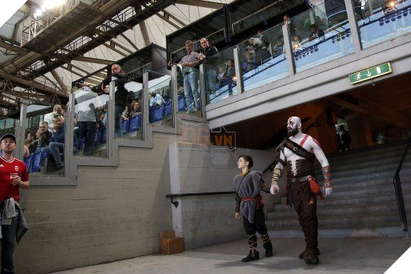 Tranh thủ game chưa ra mắt, cha con nhà Kratos rủ nhau đi xem derby thành Rome - Ảnh 3. Tranh thủ game chưa ra mắt, cha con nhà Kratos rủ nhau đi xem derby thành Rome - Ảnh 3.