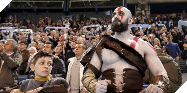 Tranh thủ game chưa ra mắt, cha con nhà Kratos rủ nhau đi xem derby thành Rome - Ảnh 1. Tranh thủ game chưa ra mắt, cha con nhà Kratos rủ nhau đi xem derby thành Rome - Ảnh 1.