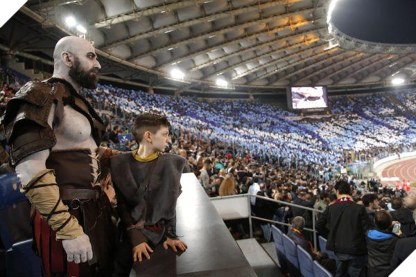 Tranh thủ game chưa ra mắt, cha con nhà Kratos rủ nhau đi xem derby thành Rome - Ảnh 2. Tranh thủ game chưa ra mắt, cha con nhà Kratos rủ nhau đi xem derby thành Rome - Ảnh 2.