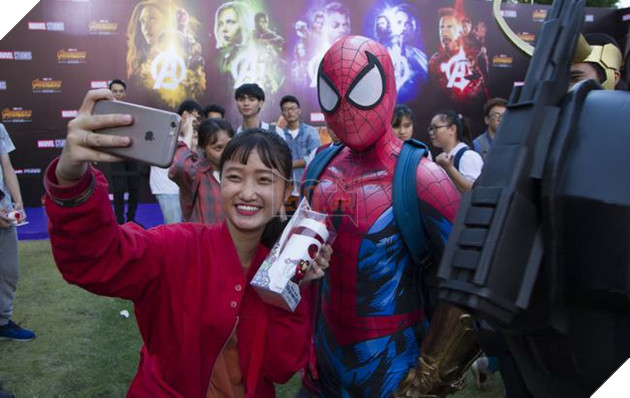 Cosplayer Spider-Man chụp chung với người hâm mộ (Đứng gần đó là War Machine)