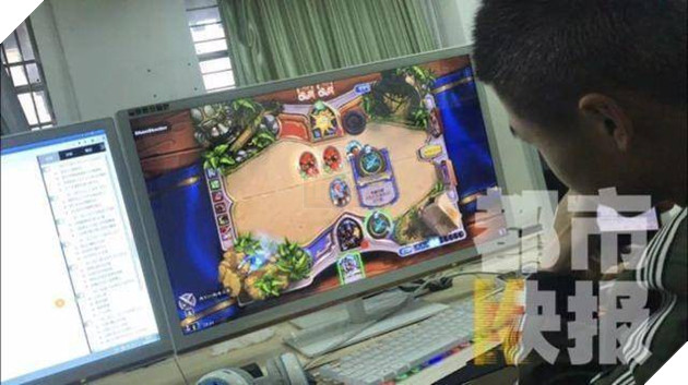 Một sinh viên đang nghiên cứu Hearthstone với vẻ mặt đăm chiêu trong giờ học