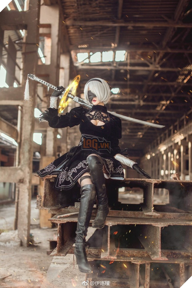 Lại nóng mắt với cosplay cô nàng 2B "hở bạo" trong Nier: Automata