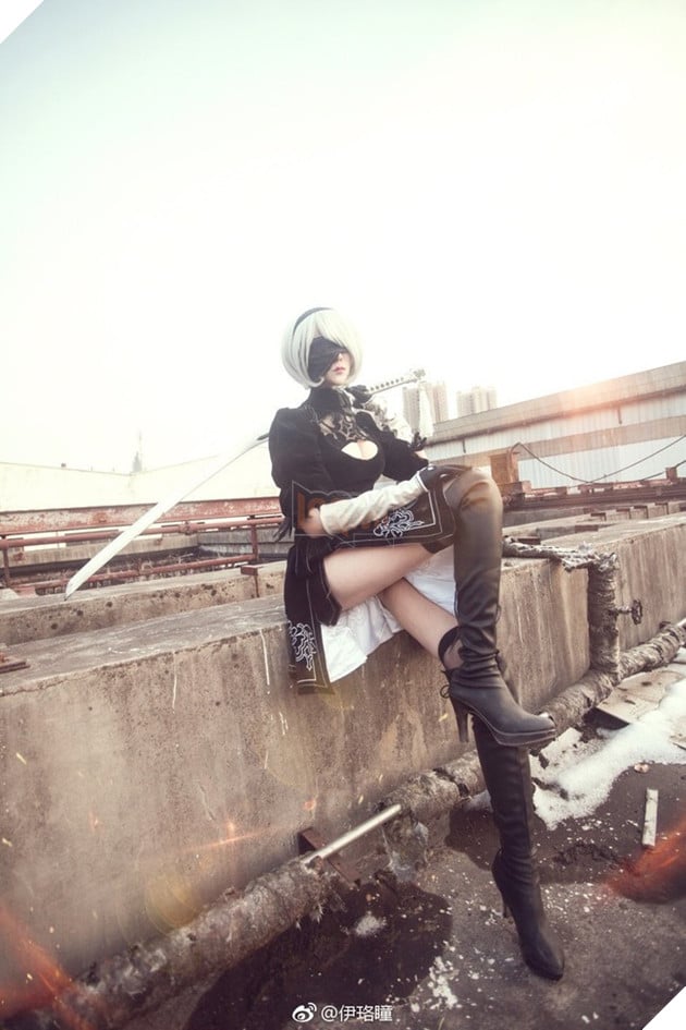 Lại nóng mắt với cosplay cô nàng 2B "hở bạo" trong Nier: Automata