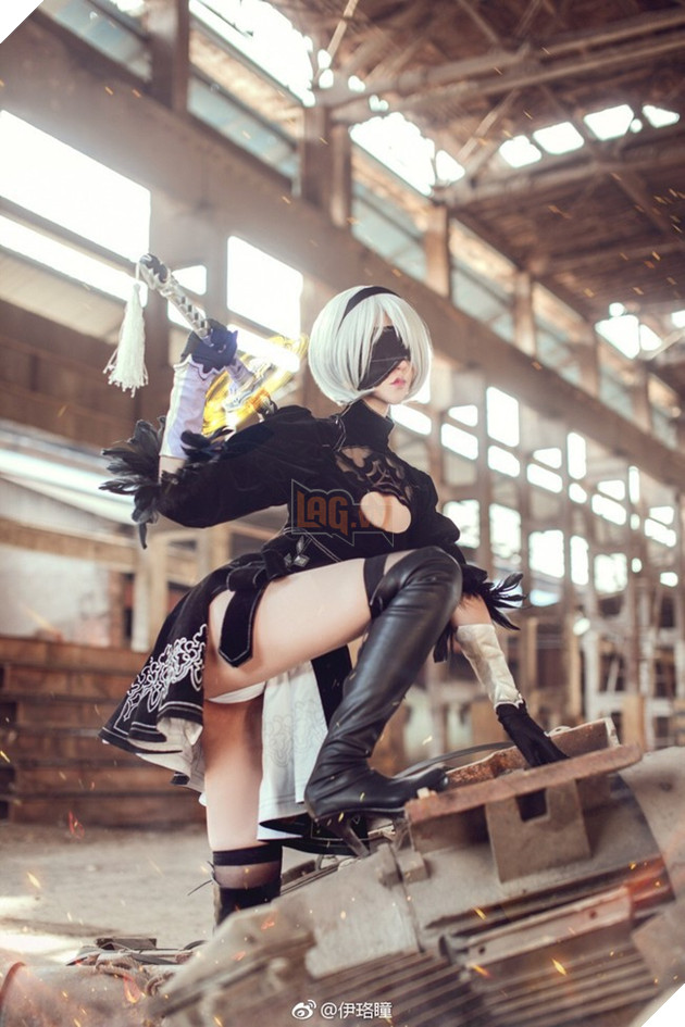 Lại nóng mắt với cosplay cô nàng 2B "hở bạo" trong Nier: Automata