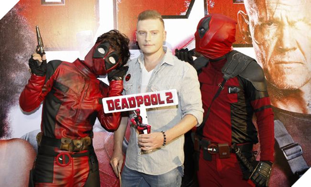 Nam ca sĩ Kyo York cũng đến tham gia với 2 Cosplayer Deadpool "hộ tống"