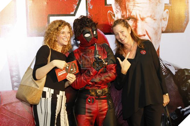 Hai vị khách quốc tế chụp hình lưu niệm cùng Deadpool Việt Nam