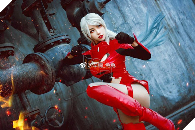 Nóng mắt với đôi chân dài miên man của cô nàng Queenie You trong Juushinki Pandora