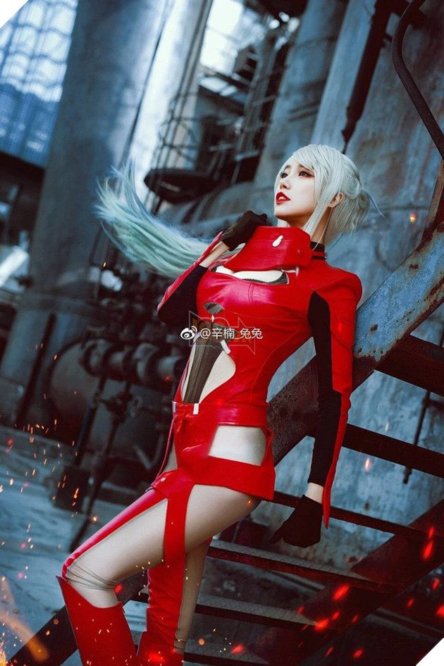 Nóng mắt với đôi chân dài miên man của cô nàng Queenie You trong Juushinki Pandora