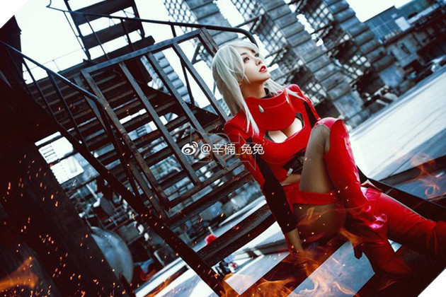 Nóng mắt với đôi chân dài miên man của cô nàng Queenie You trong Juushinki Pandora