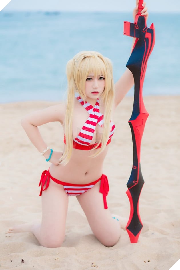 Tiếp tục nóng mắt với cosplay nàng Saber trong trang phục Bikini