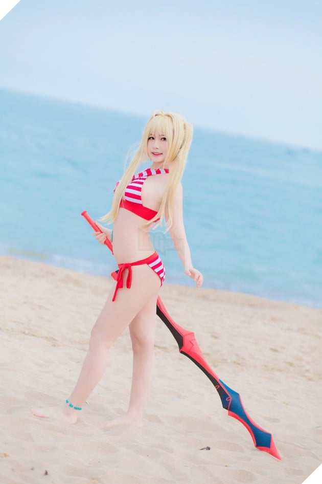 Tiếp tục nóng mắt với cosplay nàng Saber trong trang phục Bikini