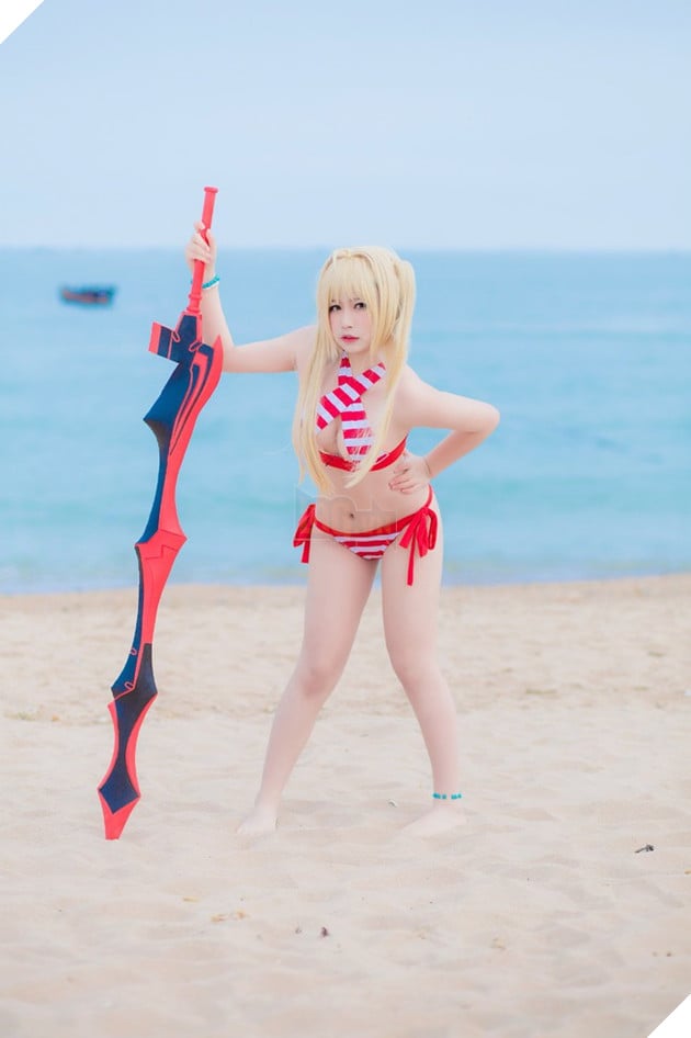 Tiếp tục nóng mắt với cosplay nàng Saber trong trang phục Bikini