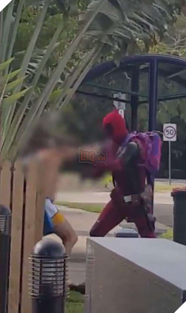 Xuất hiá»n clip "Deadpool"' Äánh nhau vá»i má»t ngưá»i Äàn ông say rượu trên ÄÆ°á»ng phá» Úc - Ảnh 1.