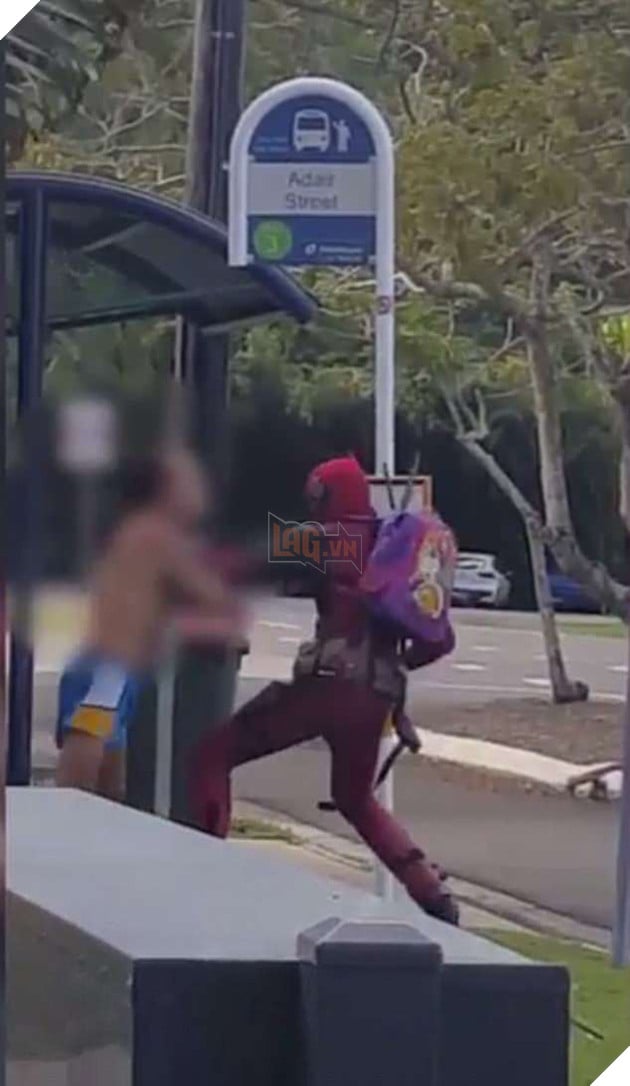 Xuất hiá»n clip "Deadpool"' Äánh nhau vá»i má»t ngưá»i Äàn ông say rượu trên ÄÆ°á»ng phá» Úc - Ảnh 1.