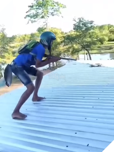 Thanh niên trộm chảo của mẹ lên nóc nhà chơi PUBG “giả lập” giữa đời thực