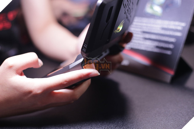 Cận cảnh ROG Phone: Quái vật chơi game di động sẽ gây bão năm nay