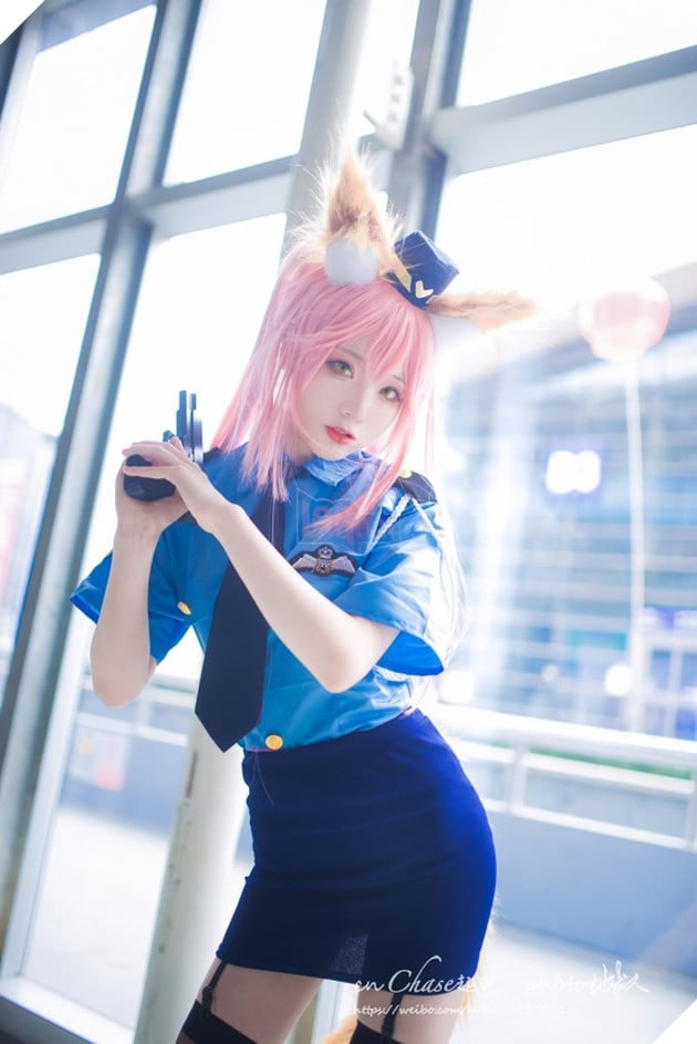Lạ mắt với cosplay cô nàng cao Tamamo-no-Mae trong trang phục nữ cảnh sát