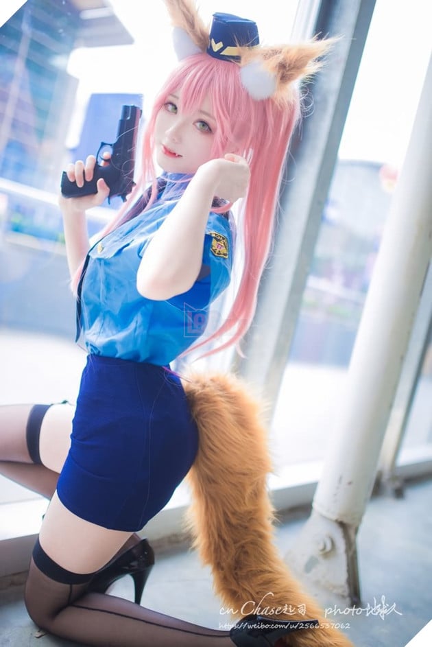 Lạ mắt với cosplay cô nàng cao Tamamo-no-Mae trong trang phục nữ cảnh sát