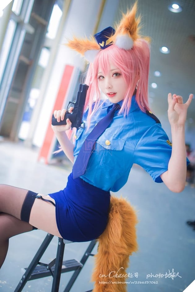 Lạ mắt với cosplay cô nàng cao Tamamo-no-Mae trong trang phục nữ cảnh sát