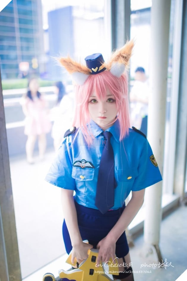 Lạ mắt với cosplay cô nàng cao Tamamo-no-Mae trong trang phục nữ cảnh sát