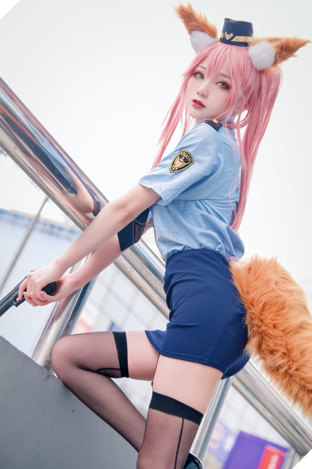 Lạ mắt với cosplay cô nàng cao Tamamo-no-Mae trong trang phục nữ cảnh sát