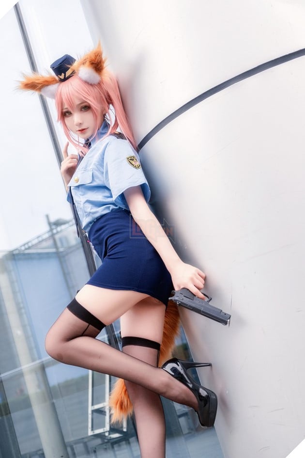 Lạ mắt với cosplay cô nàng cao Tamamo-no-Mae trong trang phục nữ cảnh sát