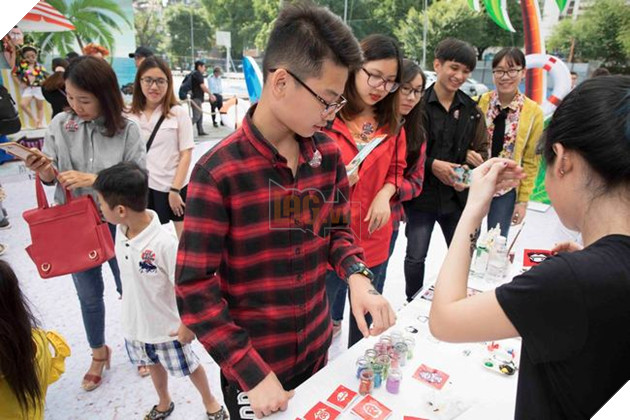 Hoạt động đầu tiên khi bước vào: Vẽ hình xăm kim tuyến