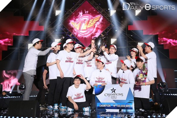 LMHT: Clip tuyển thủ SKT T1 chuẩn bị thi đấu bằng game Kinh Dị