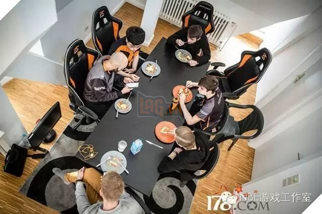 Cuộc sống thường ngày của game thủ LMHT chuyên nghiệp 3