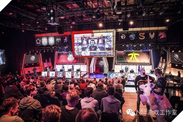 Cuộc sống thường ngày của game thủ LMHT chuyên nghiệp 4