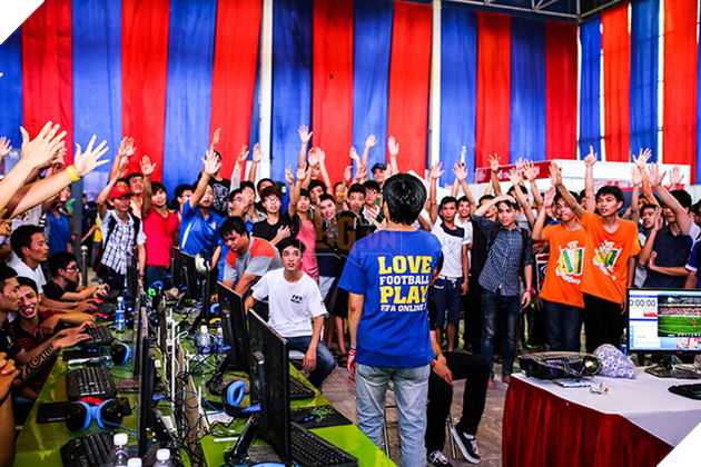 
Cộng đồng FO3 Hà Nội hẳn vẫn còn nhớ không khí “quẩy hết mình, quẩy mất hình” tại Football Fest 2014.
